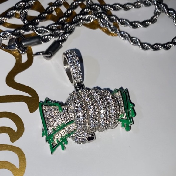 Chain necklace pendant stacks of money in hand VVS-1 quality 24 inch rope chain - Picture 1 of 2